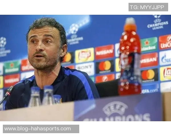 足球厚板凳的背后故事与球迷情感的深度交织